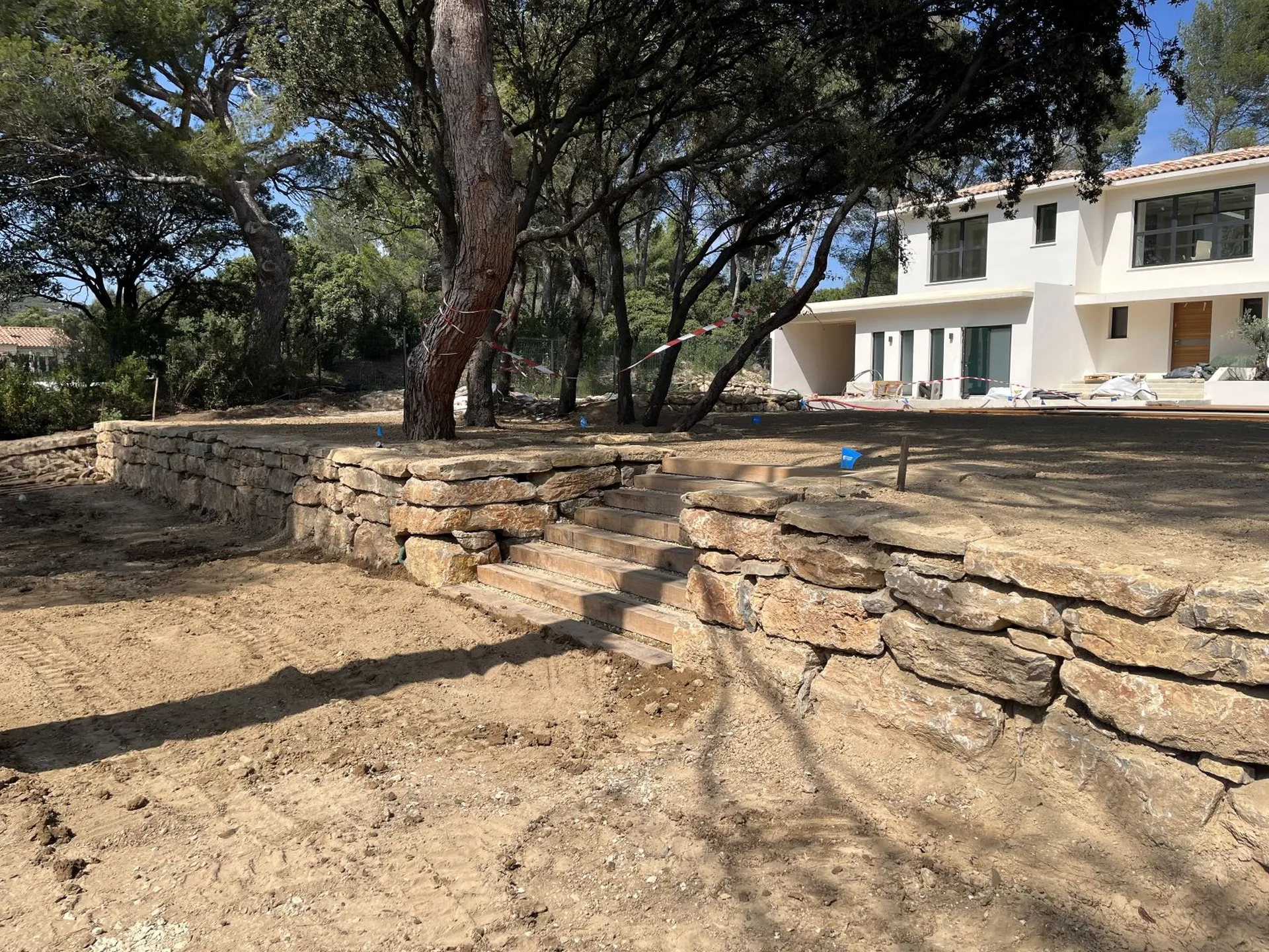 Enrochement ou mur de soutènement, lequel choisir à Aix en Provence ?