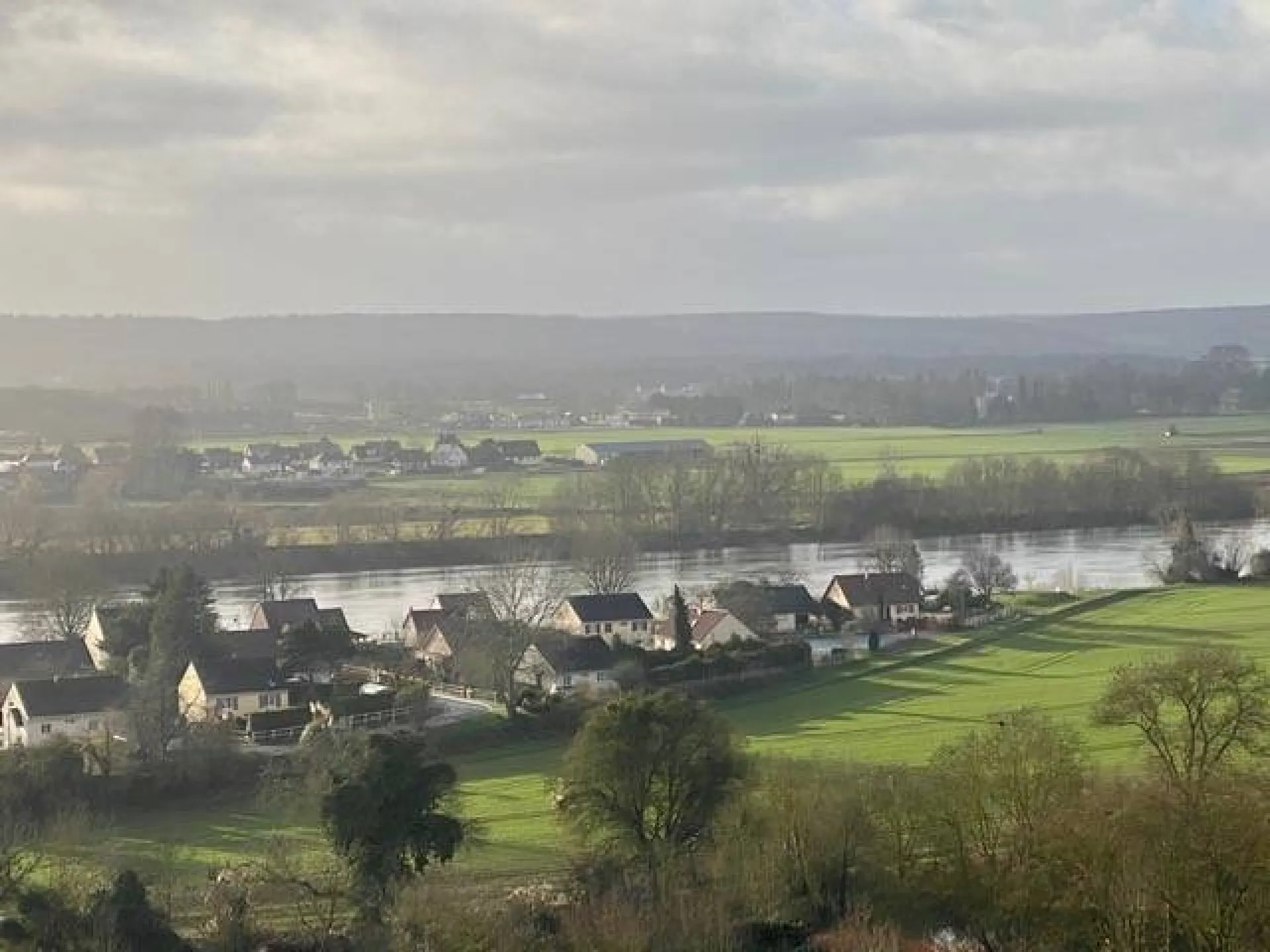 A acheter superbe maison de 160m² avec deux garages sur 2000m² de terrain sur deux niveaux sur la commune de FRENEUSE 76410