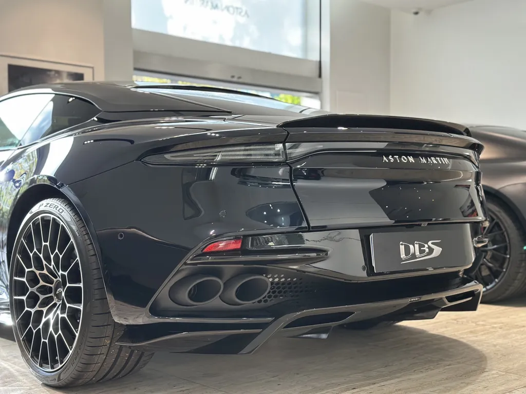 EMB detailing utilise Le Q² Infinite Base Type 1 qui est la première protection au monde à base de polysilanaze modifiée à la fluorine à Lyon