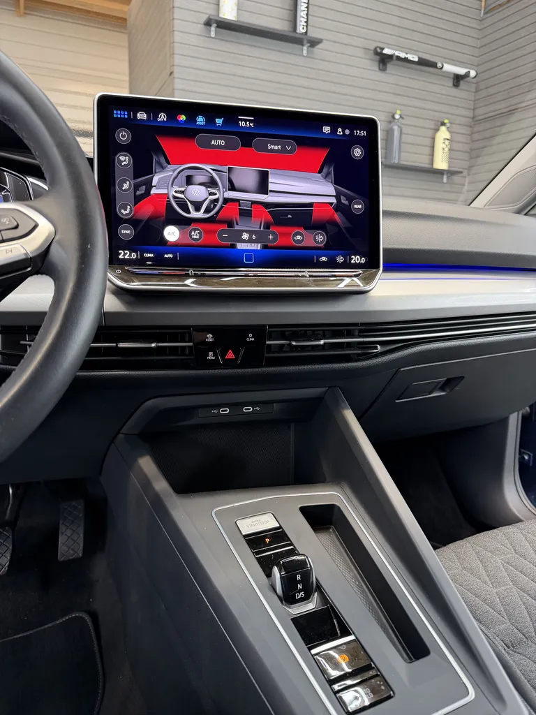 VOLKSWAGEN GOLF 8 eTSI / GARANTIE VW 2028 / DSG7 / GRAND ECRAN / CARPLAY