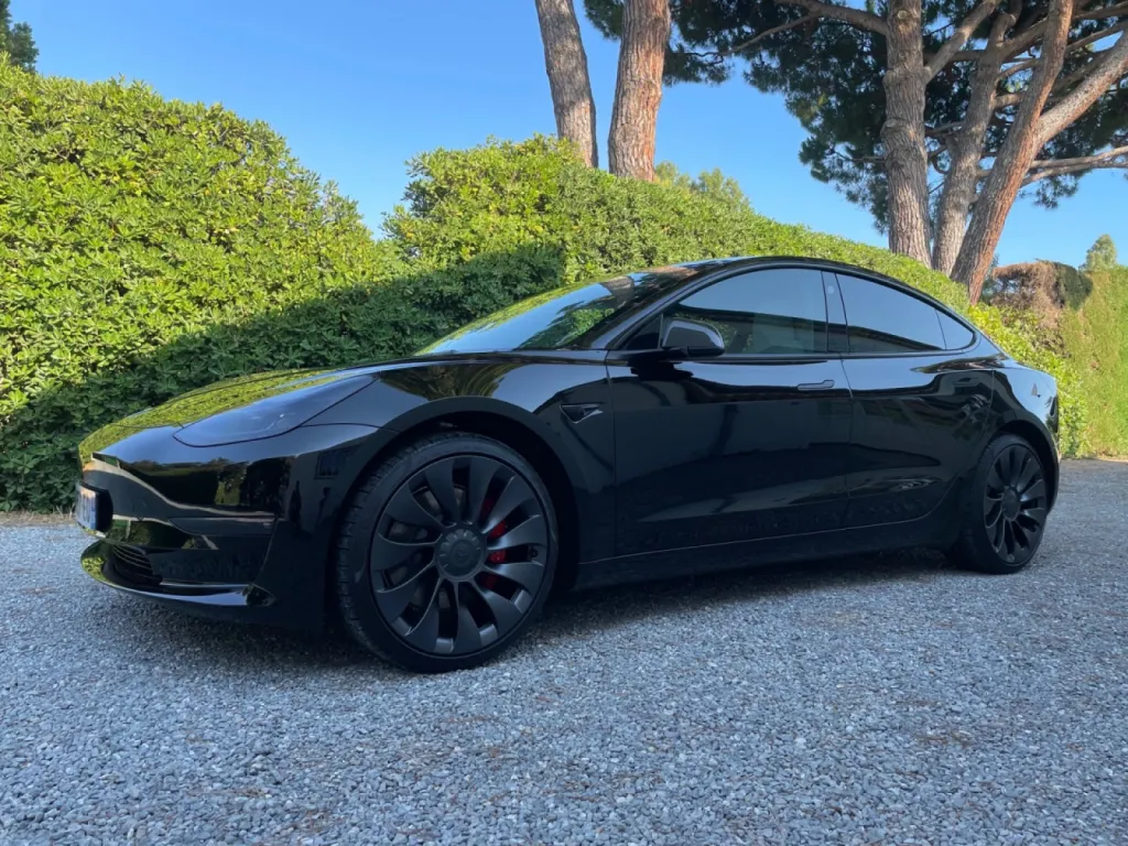 Spécialiste vitres teintées Tesla Model 3 sur la Côte d’Azur 