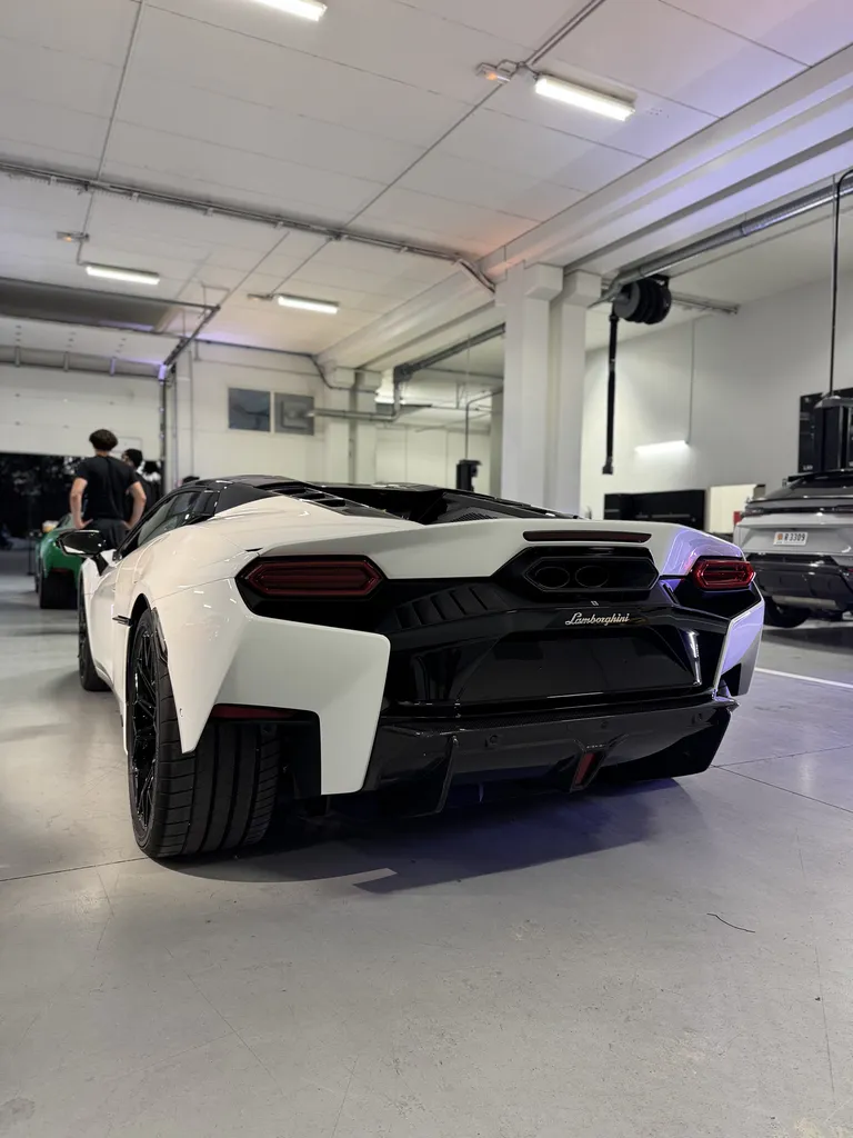 Protection céramique haut de gamme Lamborghini Temerario en intervention directe au Centre Lamborghini à Cannes