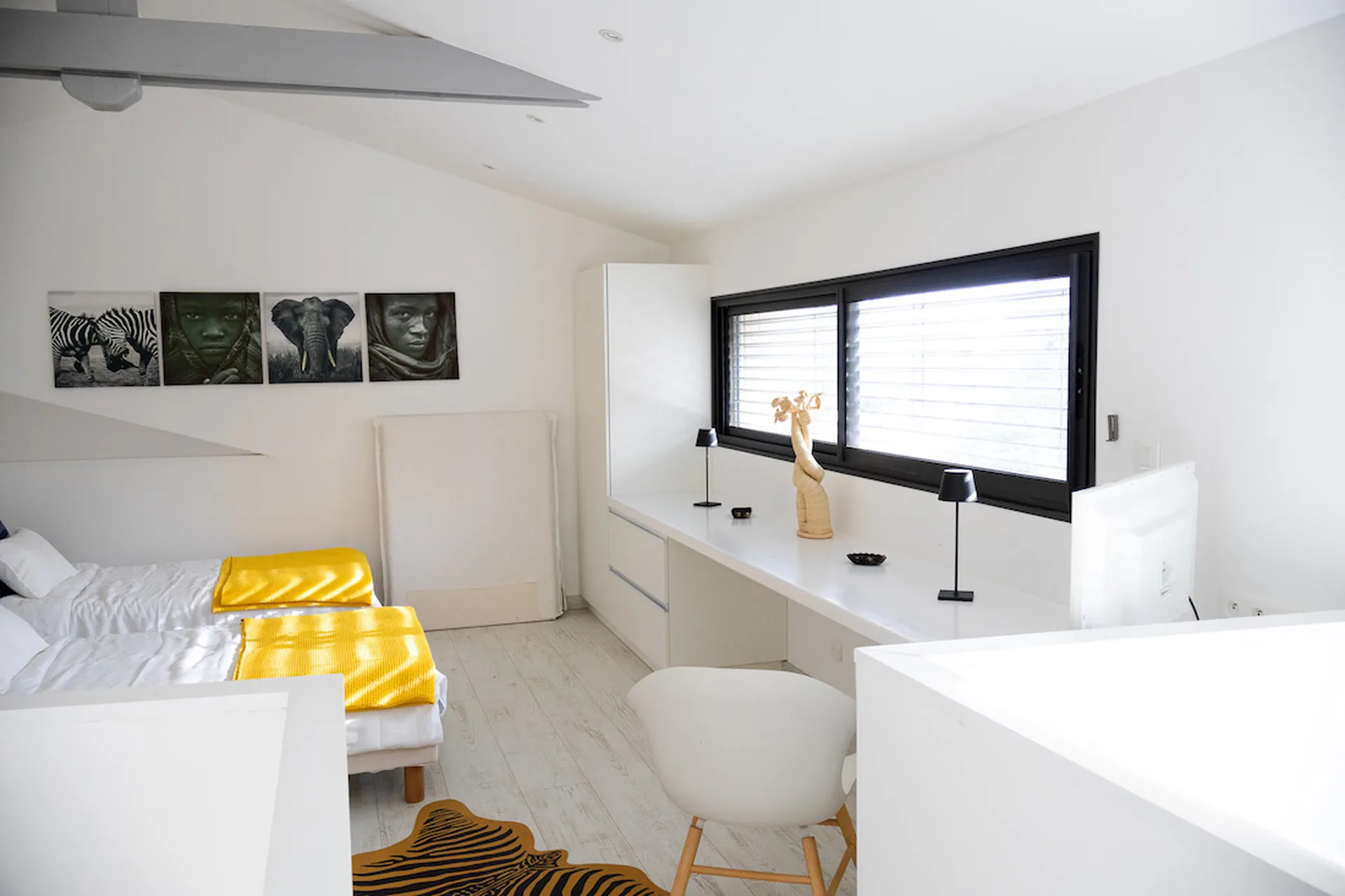 Aménagement sur mesure d’un bureau avec penderie, garde-corps et claustra de séparation de chambre à Aubenas