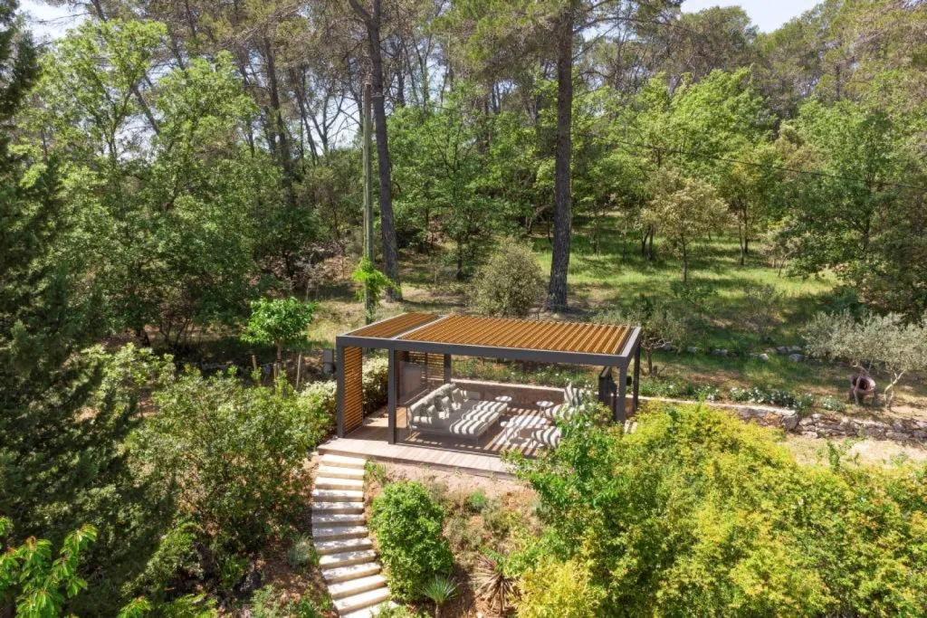 pose de pergola bioclimatique pour terrasse avignon