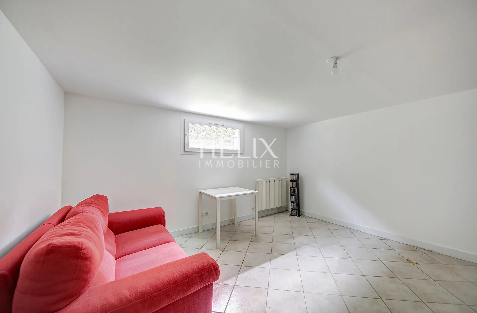 En exclusivité Maison à vendre proche du Lycée international de Saint -Germain-en-Laye, une belle maison de 5 chambres avec un intérieur moderne.