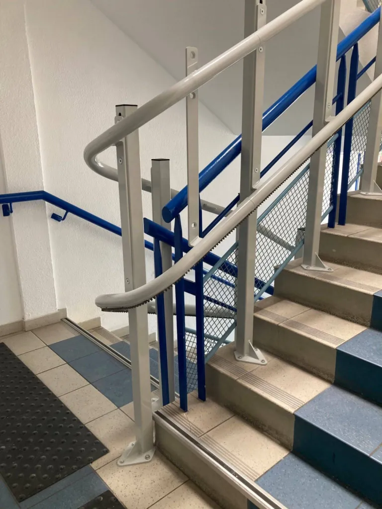 Installation au plus près des courbes de l'escalier pour l'installation en intérieur de cette plateforme oblique LEHNER STRATOS dans un escalier de copropriété de bureaux à Toulon près de Marseille