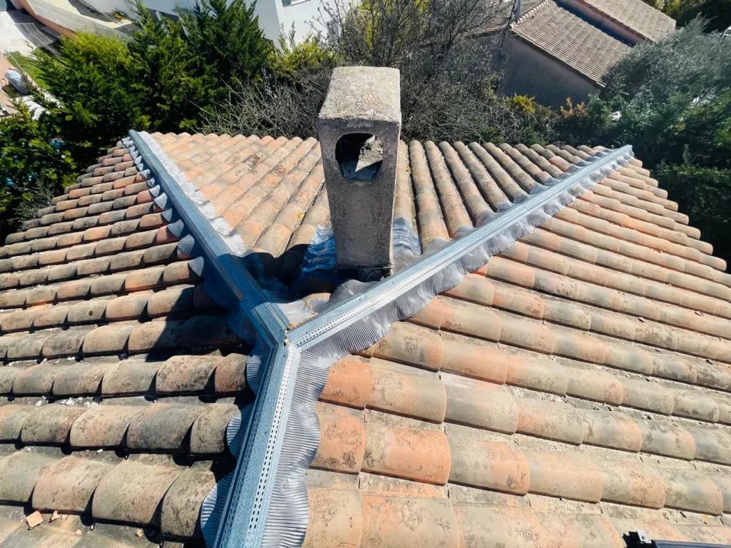 Rénovation d’une toiture de maison sur Faîtage et nettoyage de tuiles sur Fuveau 13710 près de Aix en Provence.