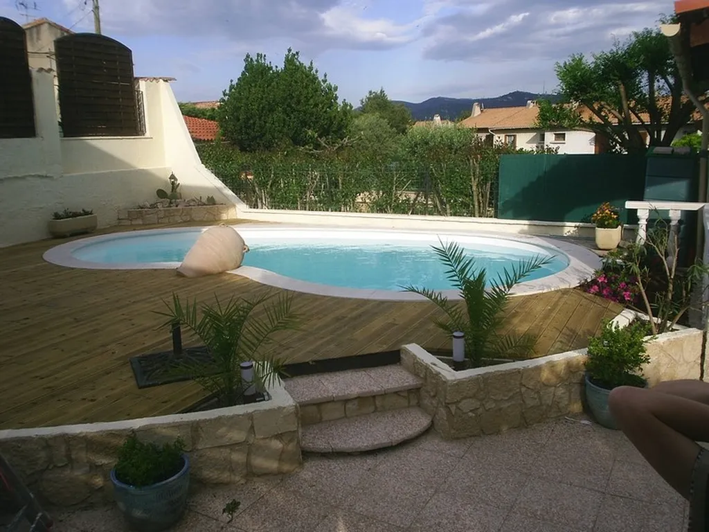 Piscine coque  sur terrasse avec vue