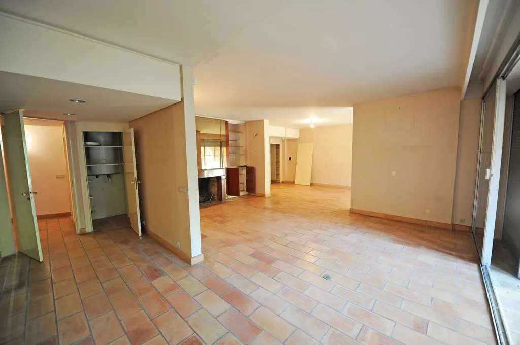 Avignon intra muros, villa avec dépendance et garages sur jardin   