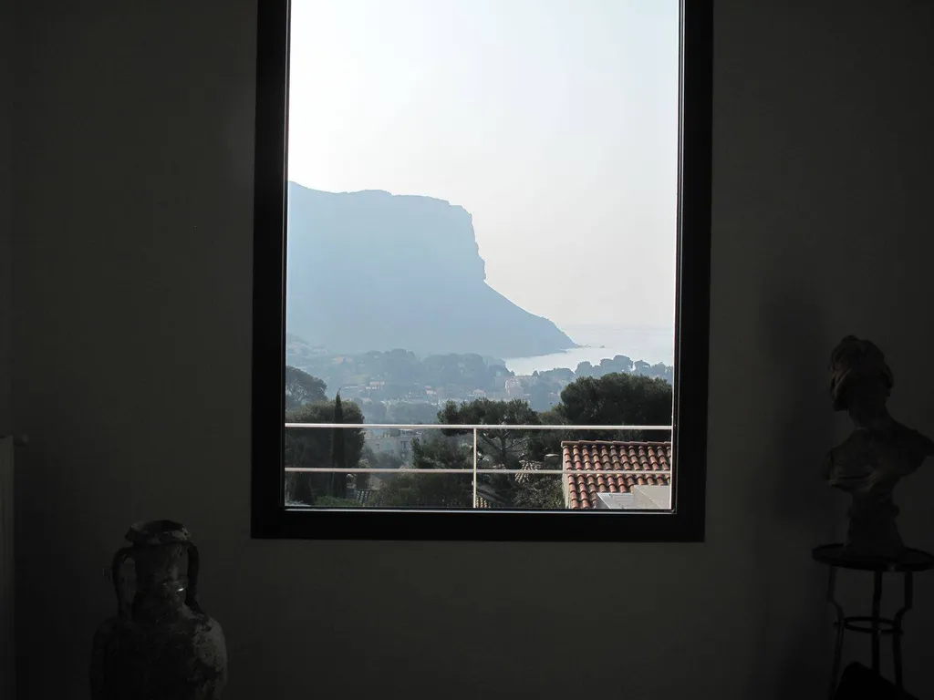 Vue mer cap canaille depuis la fenêtre d'une superbe villa  à vendre à cassis