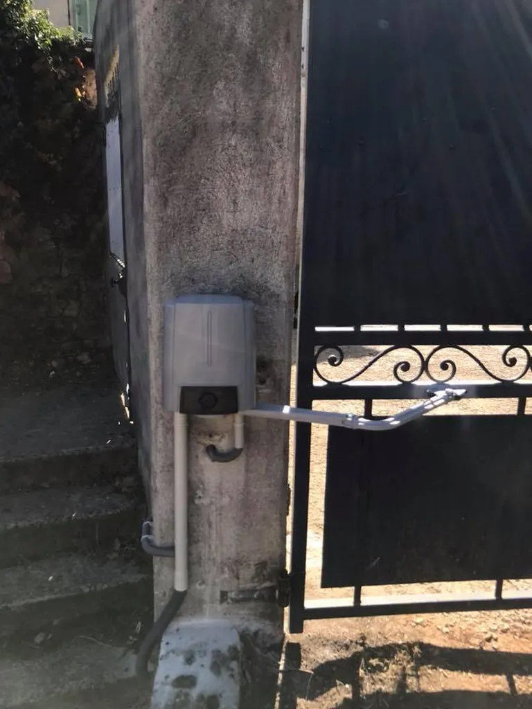 Pose de moteur électrique pour portail alu sur Auriol