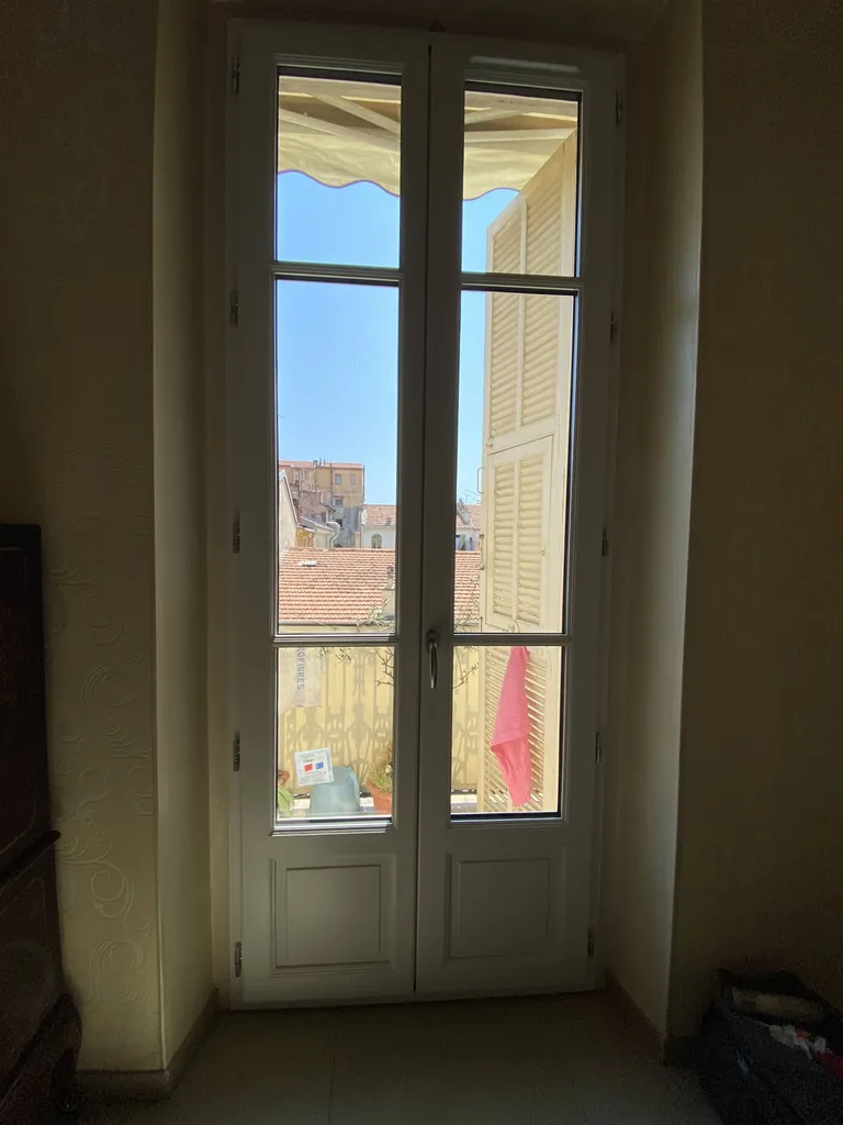 Pose fenêtres en bois exotiques sur mesure à Nice (06)