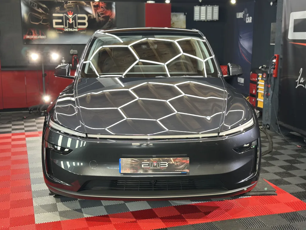 traitement céramique chez EMB DETAILING spécialiste Tesla sur Vaugneray 