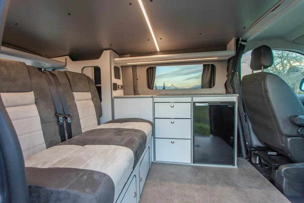 Pose de Banquette homologuée sur-mesure Peugeot Expert Medium à Grenoble en Isére en suédine velours bicolore rayures verticales