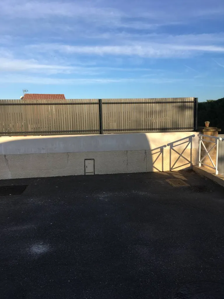 Installation d'une clôture brise-vue en lamelles PVC à Saint Victoret