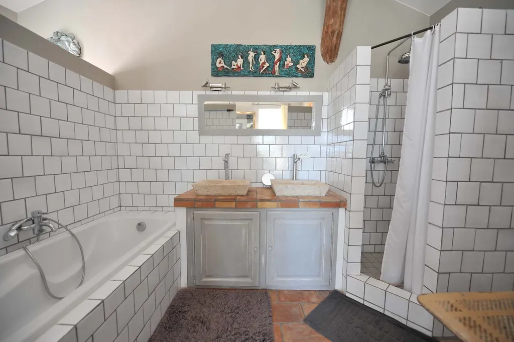 Proche Mont Ventoux,  ancienne propriété viticole à vendre avec dépendances  