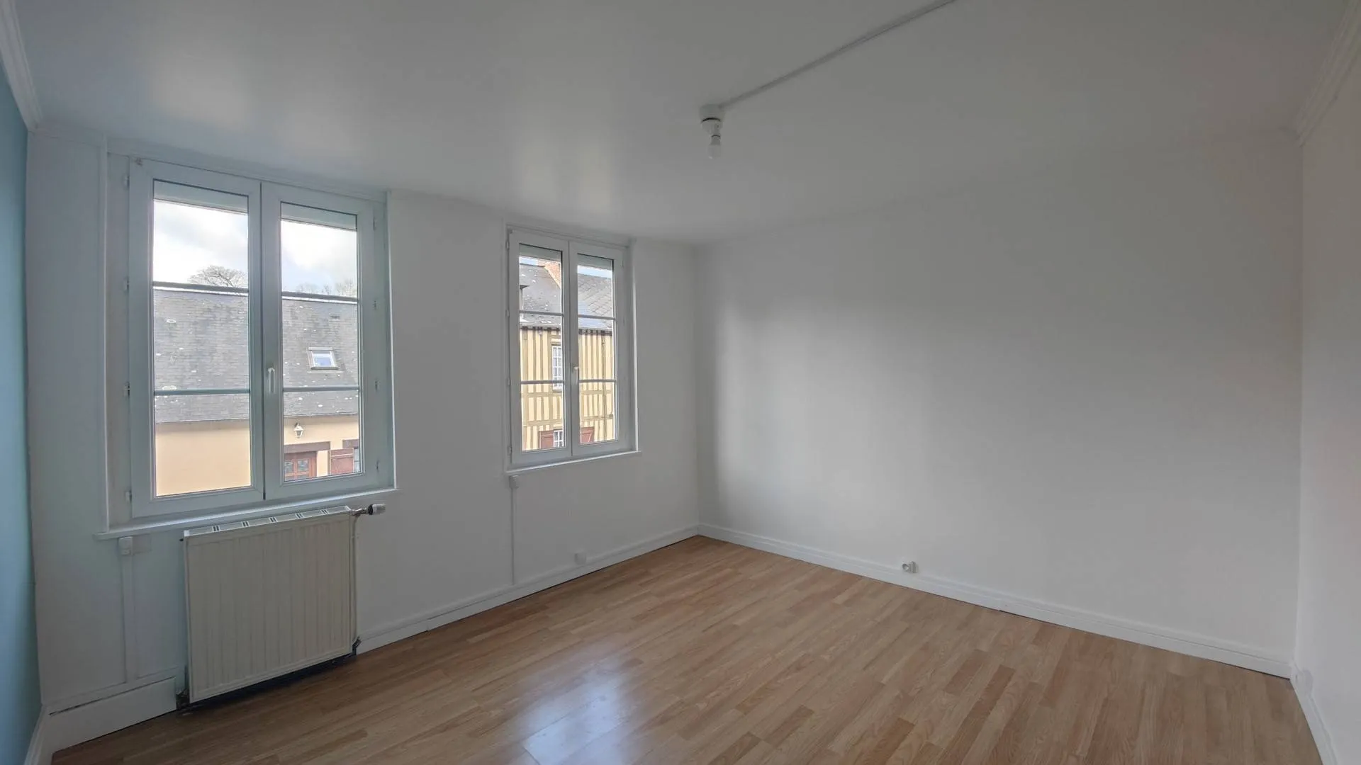 Vends : Salle de Bains Moderne - Une salle de bains élégante et contemporaine, idéale pour se détendre et se ressourcer.