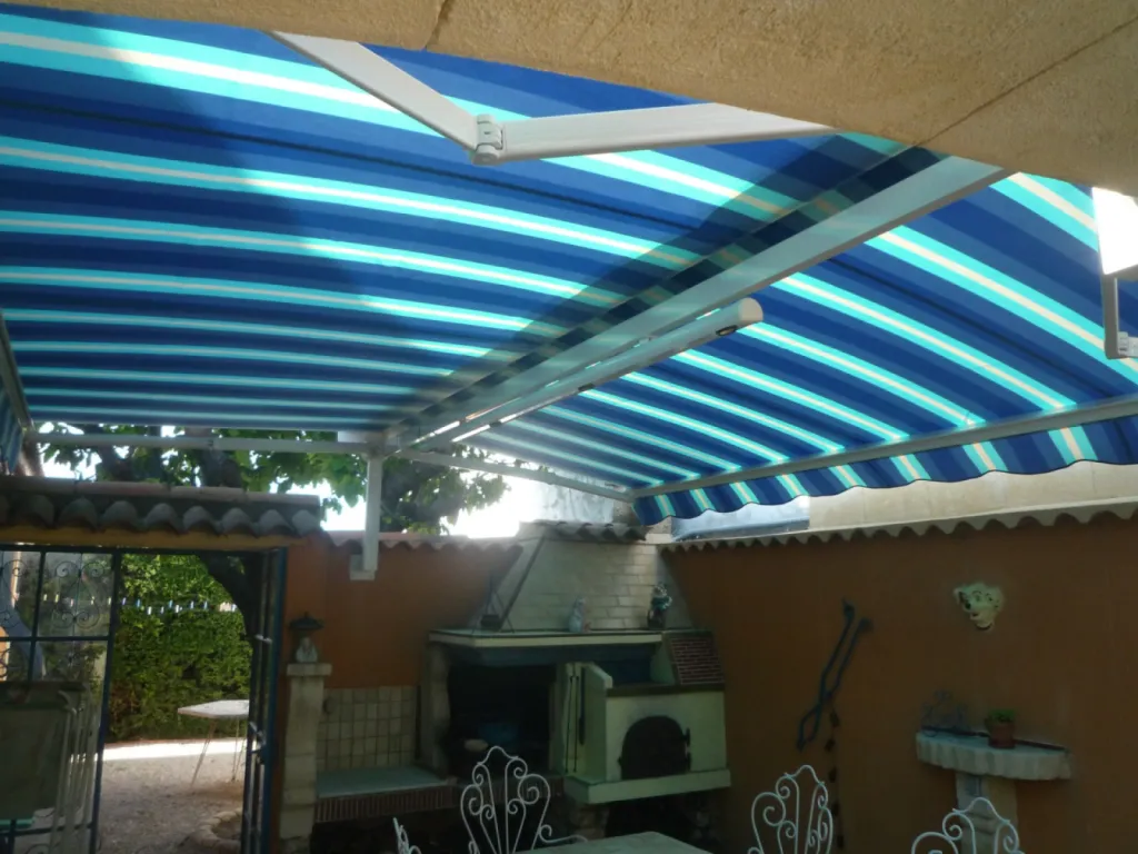 store sur pieds pour jardin salon de provence