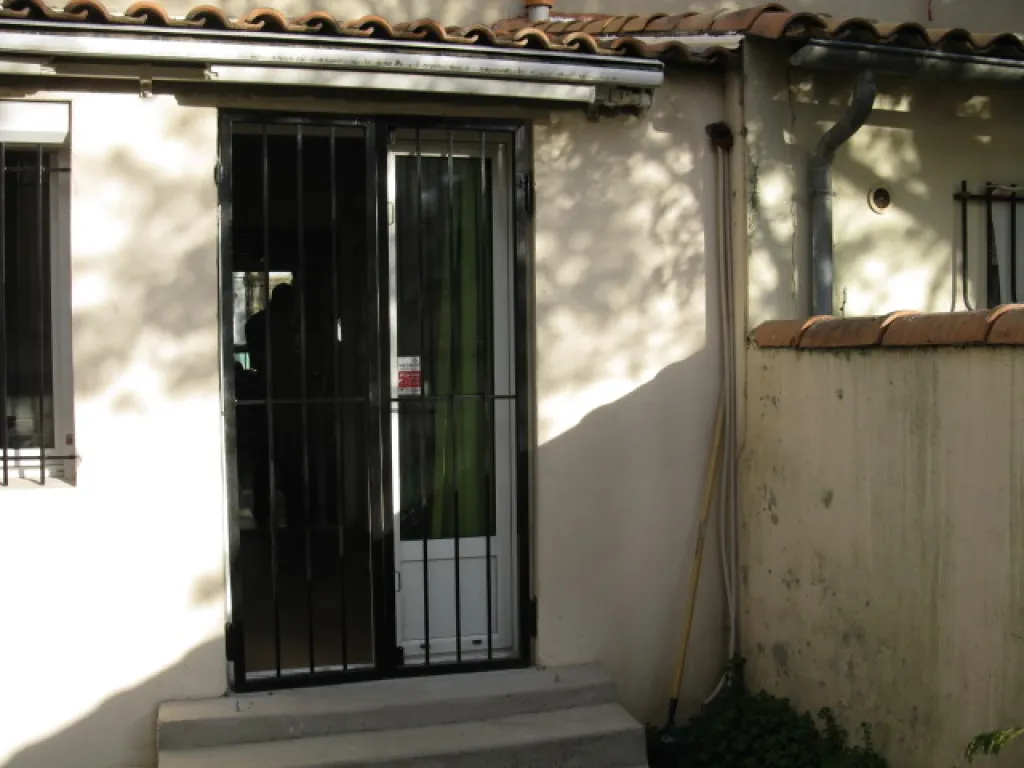 FABRICATION ET POSE GRILLE DE SECURITE OUVRANTES AMOVIBLES  EN FER FORGE A DOUBLE VENTEAUX POUR MAGASIN A LANCON DE PROVENCE 13