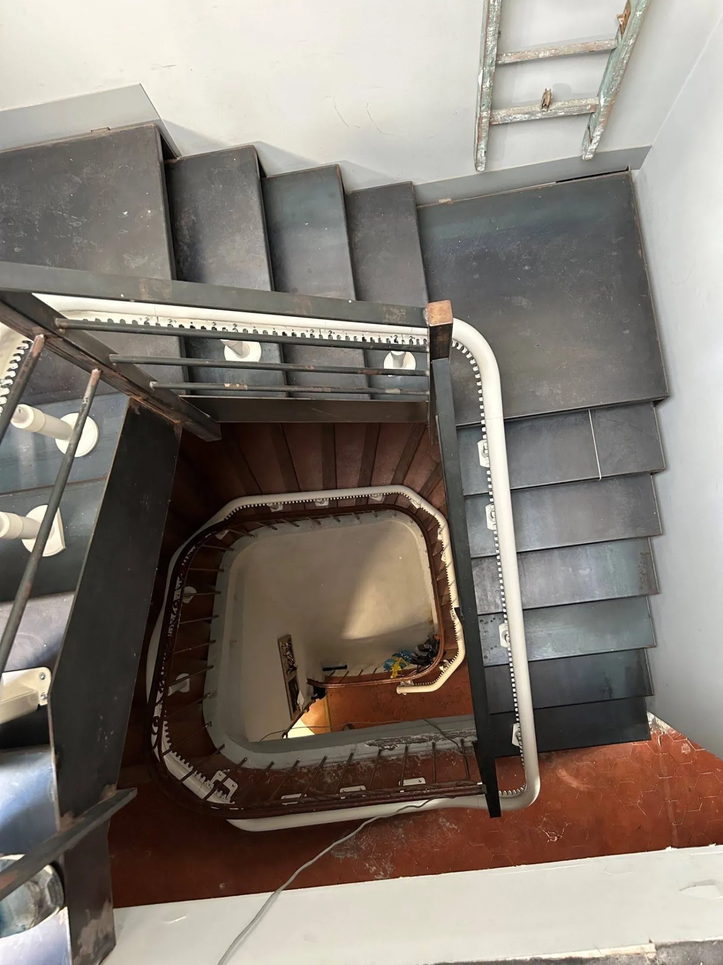 Le fauteuil monte escalier OTOLIFT au plus près des murs dans cet escalier intérieur en colimaçon à Marseille