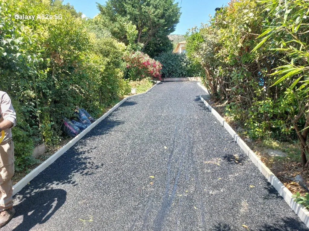 réfection d'une allée de propriété en enrobé de bitume noir sur la commune de Château neuf le rouge dans les Bouches-du-Rhône 