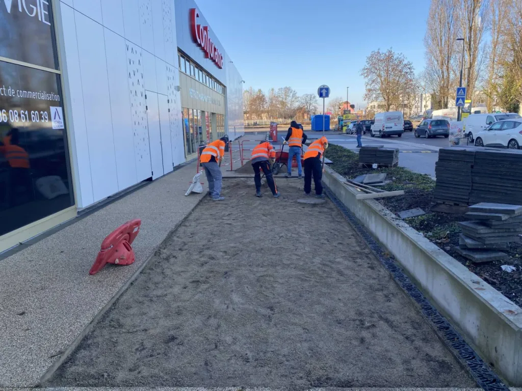 Préparation de la plateforme par l'entreprise CLK devant le Conforama à Geisposheim