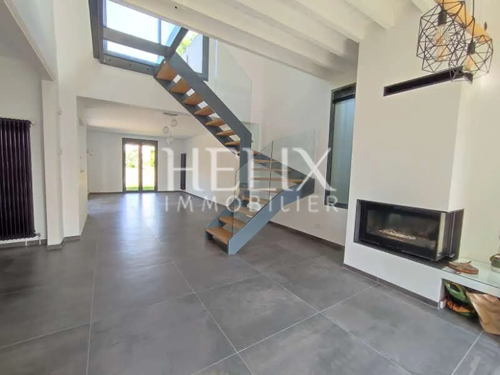 Séjour vue escalier