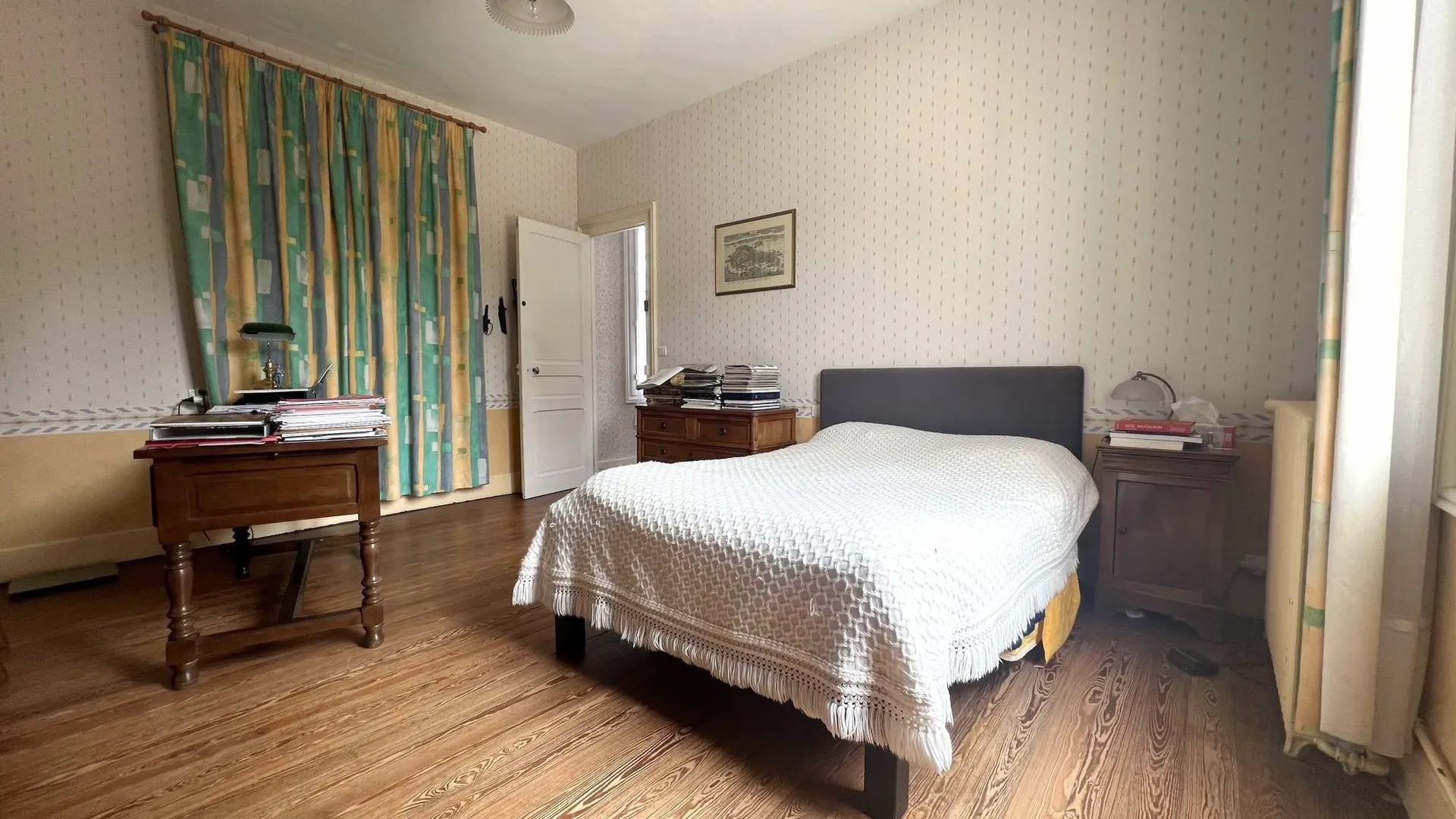 Belle demeure bourgeoise 280m² avec 5 chambres, 11 pièces, chapelle 50m², jardin arboré 597m² et grand garage, exposition sud-ouest, en plein centre de Eu 76260.