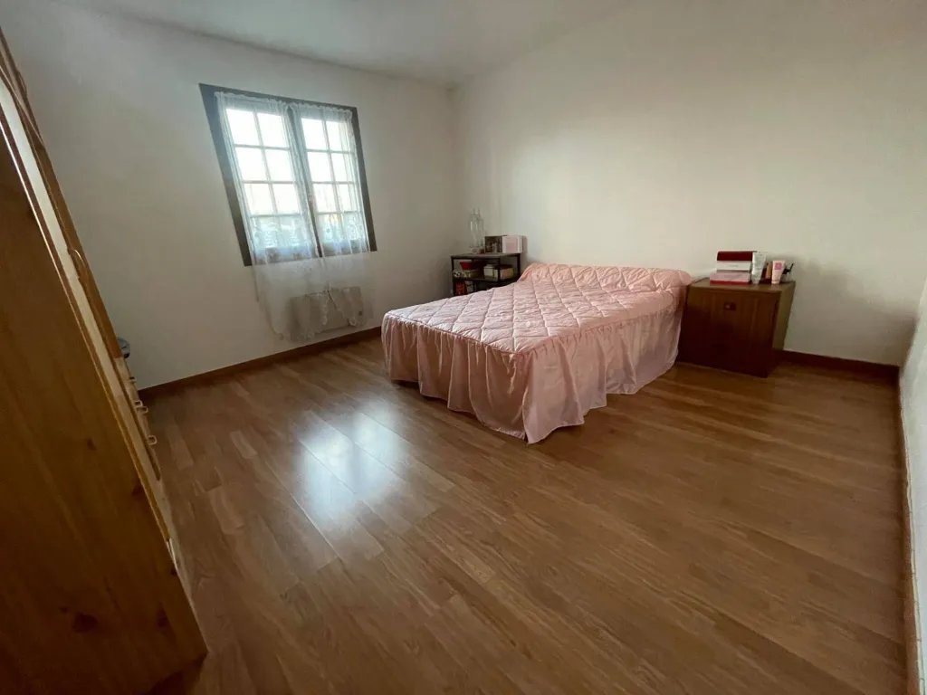 à l'étage vous trouverez 3 chambres et une salle de douche