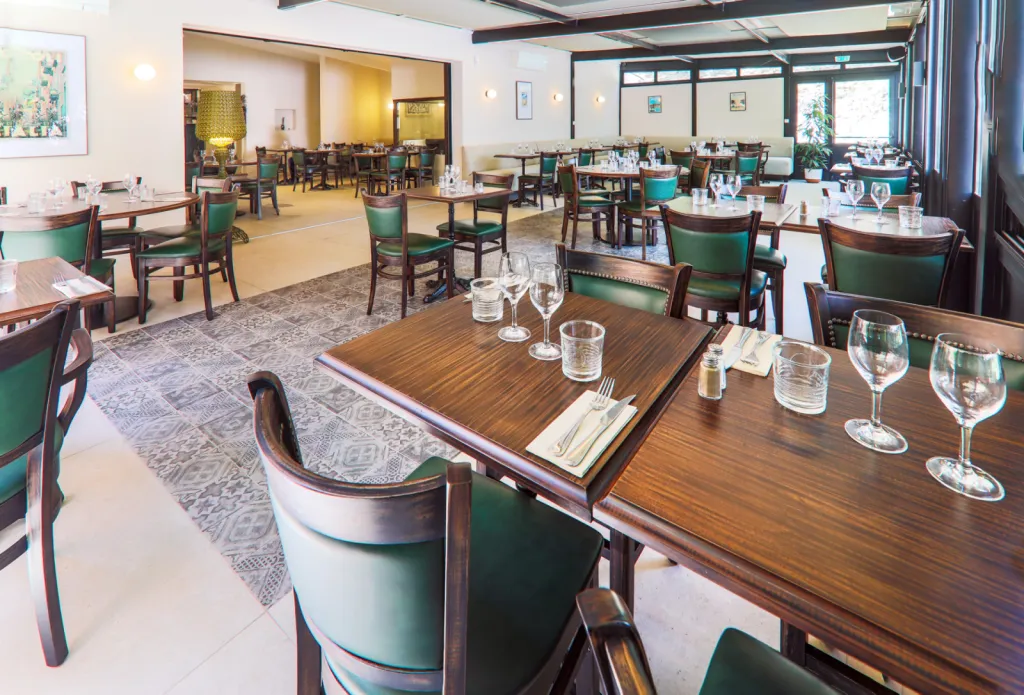 Réserver un restaurant pour repas de groupe avec terrasses, jardin et parking à Bouc-Bel-Air proche Calas