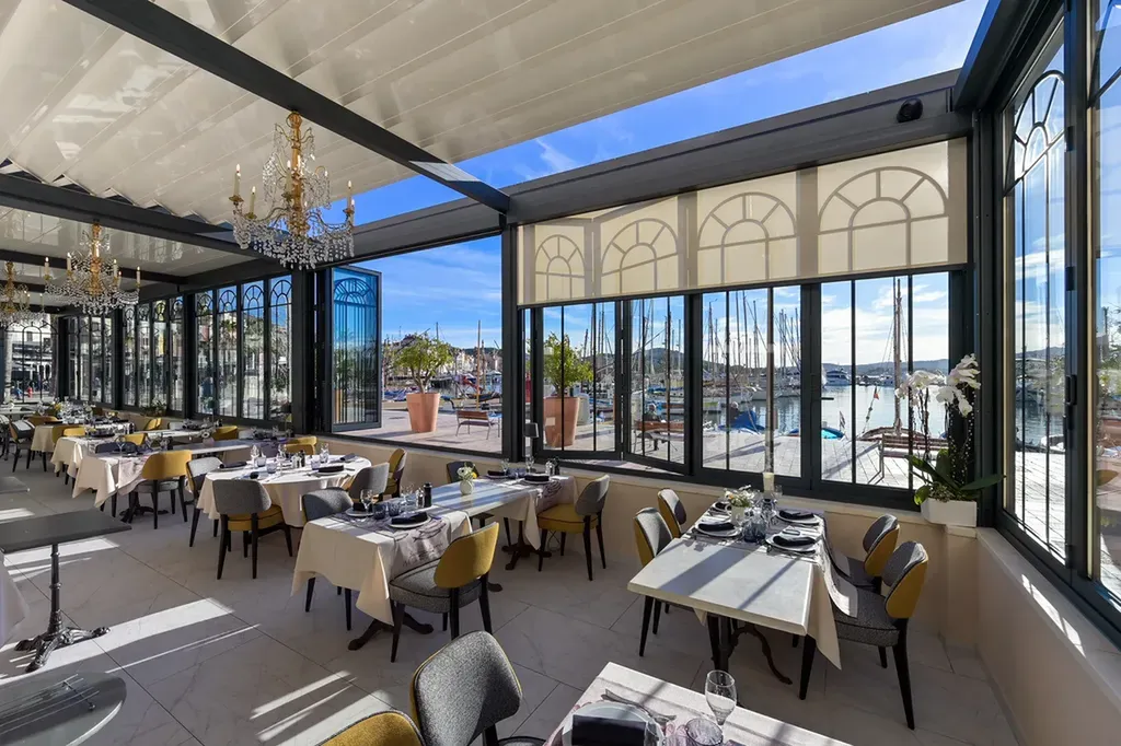 Terrasse hôtel restaurant avec pergola à toiture rétractable à Béziers