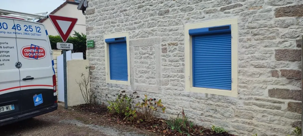 Pose de volets roulants solaires en aluminium Profalux haute performance thermique motorisation Neosol en pose tableau à Corcelles-lès-Cîteaux