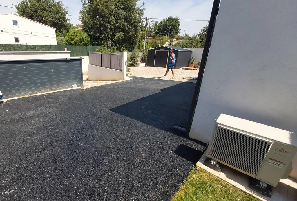 Réhabilitation d'une cour de propriété en enrobé de bitume noir à Saint Maximin la Sainte Baume dans le Var