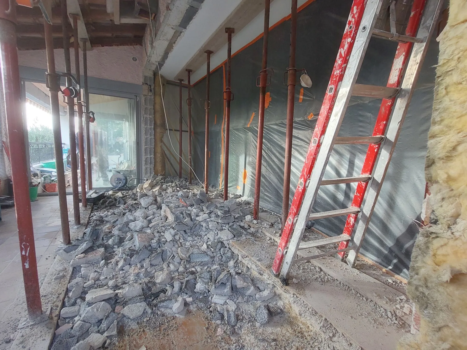 Rénovation et extension d'une maison en chantier à La Crau dans le Var