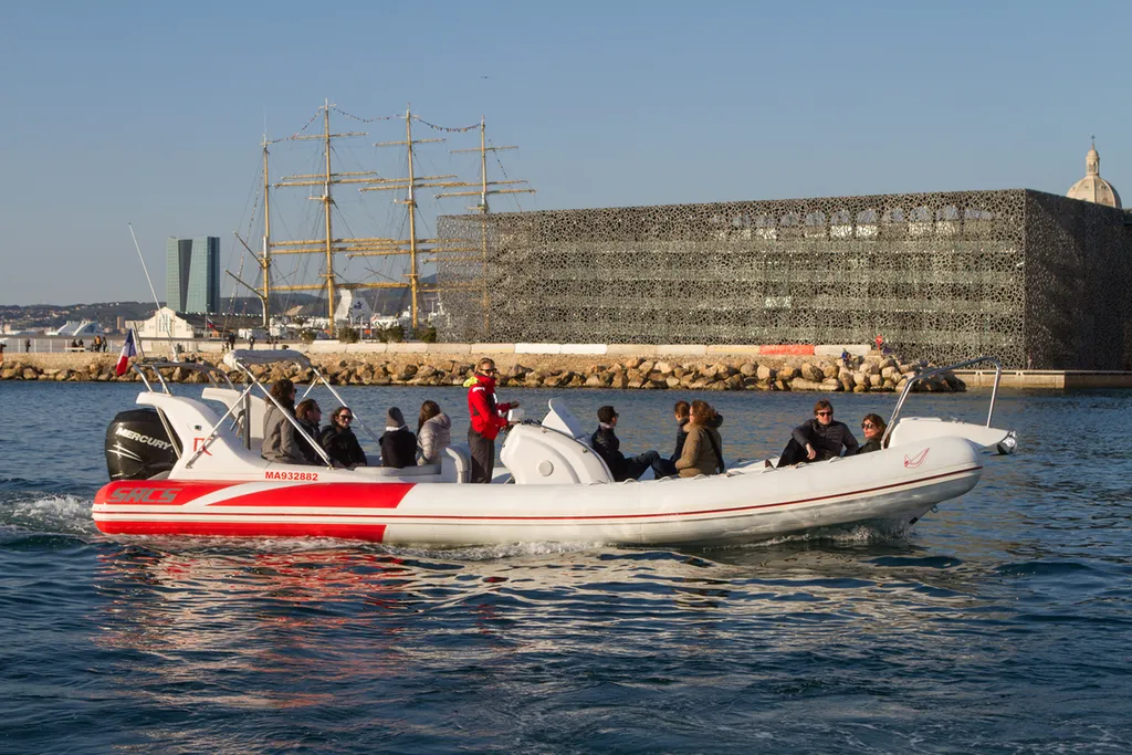 Idée de pot de départ en bateau avec skipper professionnel avec l'Eden Boat au départ de Cassis, La Ciotat