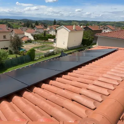 Installation de 12 panneaux solaires (6 kWc) avec batterie virtuelle mylight150 à Chazelles-sur-Lyon près de Saint-Galmier dans la Loire