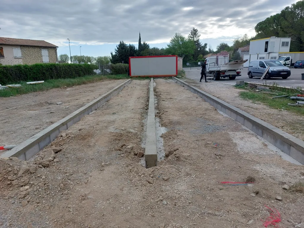 Création de longrines béton pour réceptionner des Algeco et viabilisation du site à St Paul lez Durance dans les Bouches du Rhône