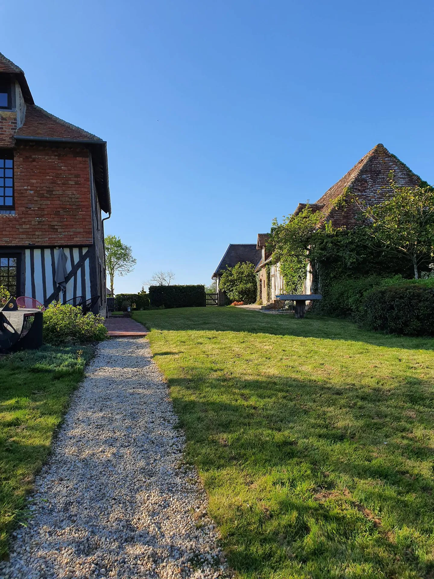 A vendre, dans un coin de verdure, grande propriété avec dépendance de 200m² à rénover