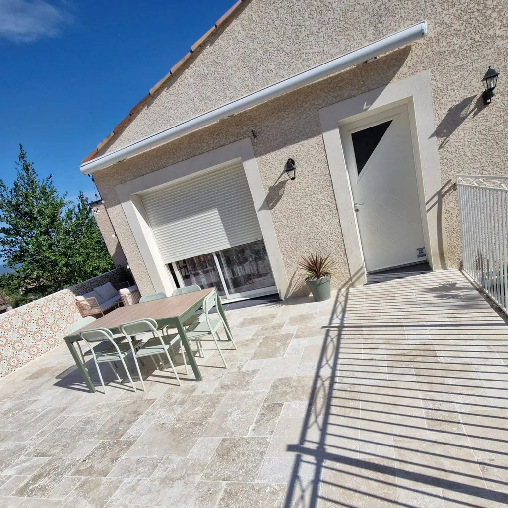 DALLAGES EXTERIEURS / TERRASSE EN TRAVERTIN BEIGE 2nd CHOIX RUSTIC COMMERCIAL FORMAT OPUS