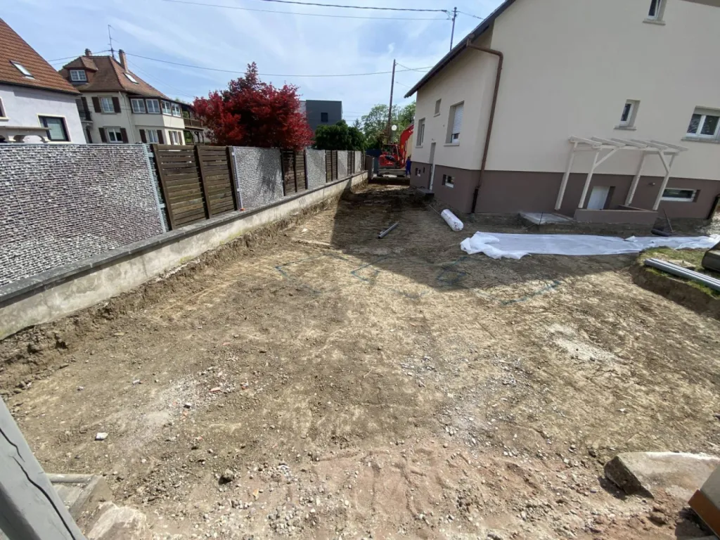 Optez pour une pose d'enrobé de qualité à Erstein dans le Grand Est pour sublimer votre espace extérieur ! CLK