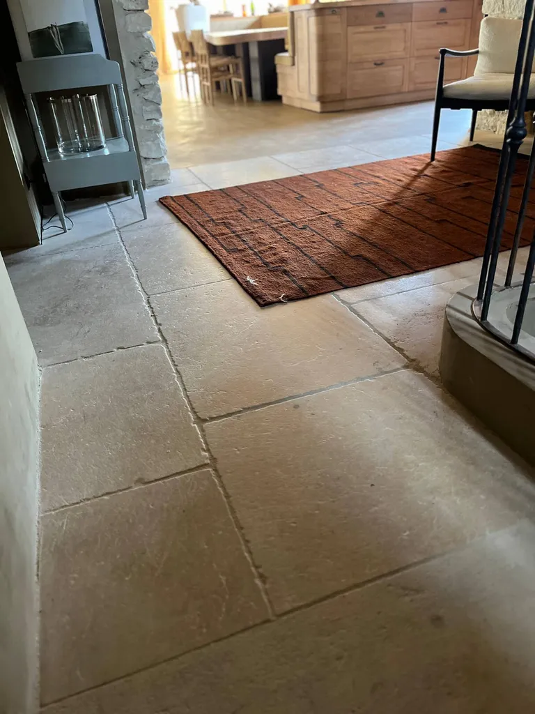 Escalier et dallage en Pierre Magny le Louvre aux Baux de Provence