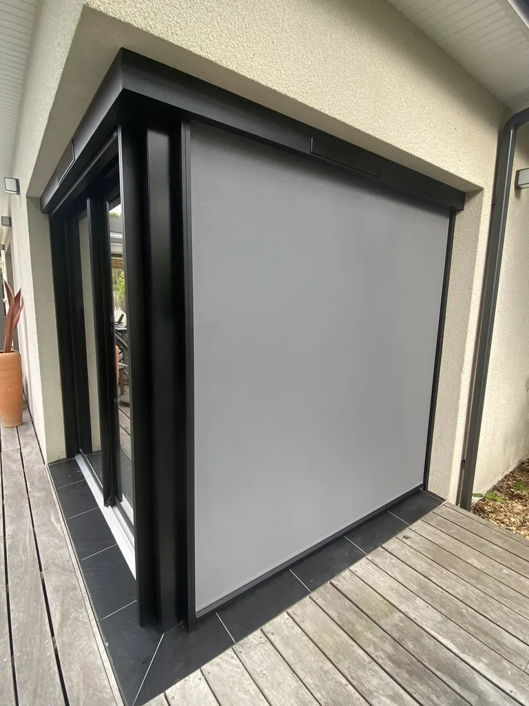 Stores SCREEN avec motorisation SOMFY installés par AQUIT'M