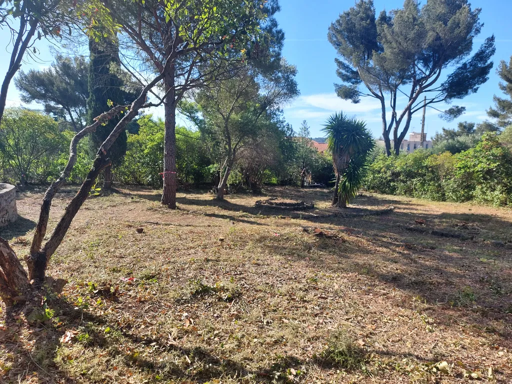 Terrain constructible de 291 m² à LA VALETTE DU VAR