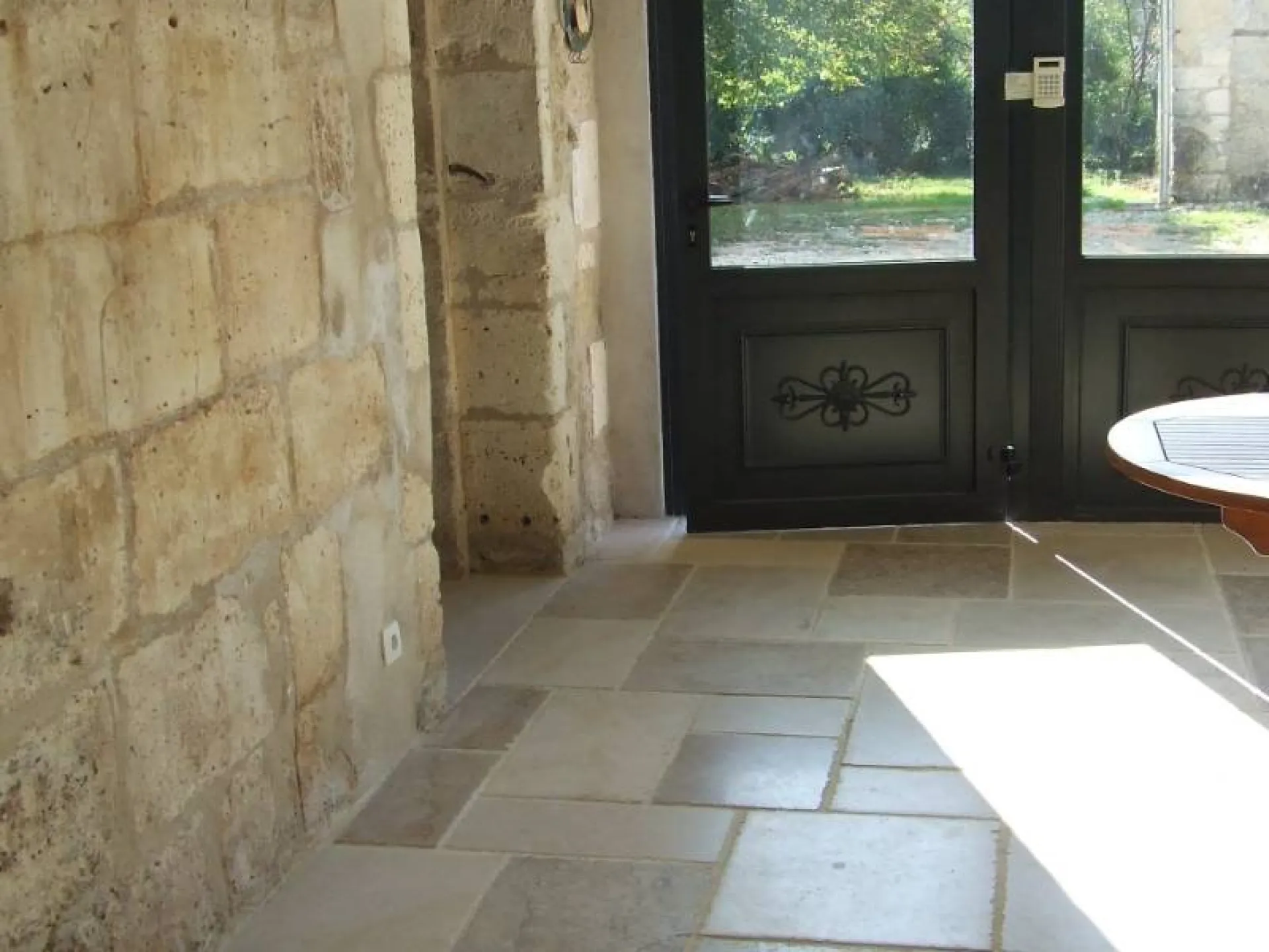 Pierre de Dordogne, Périgord en Nouvelle Aquitaine, dallage, margelle et taille de pierre
