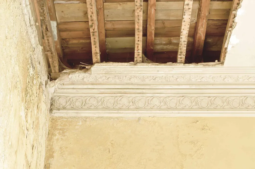 Faire constater l’effondrement partiel d’un plafond ou mur porteur avec origine probable et risque structurel par huissier Lyon 69 Rhône