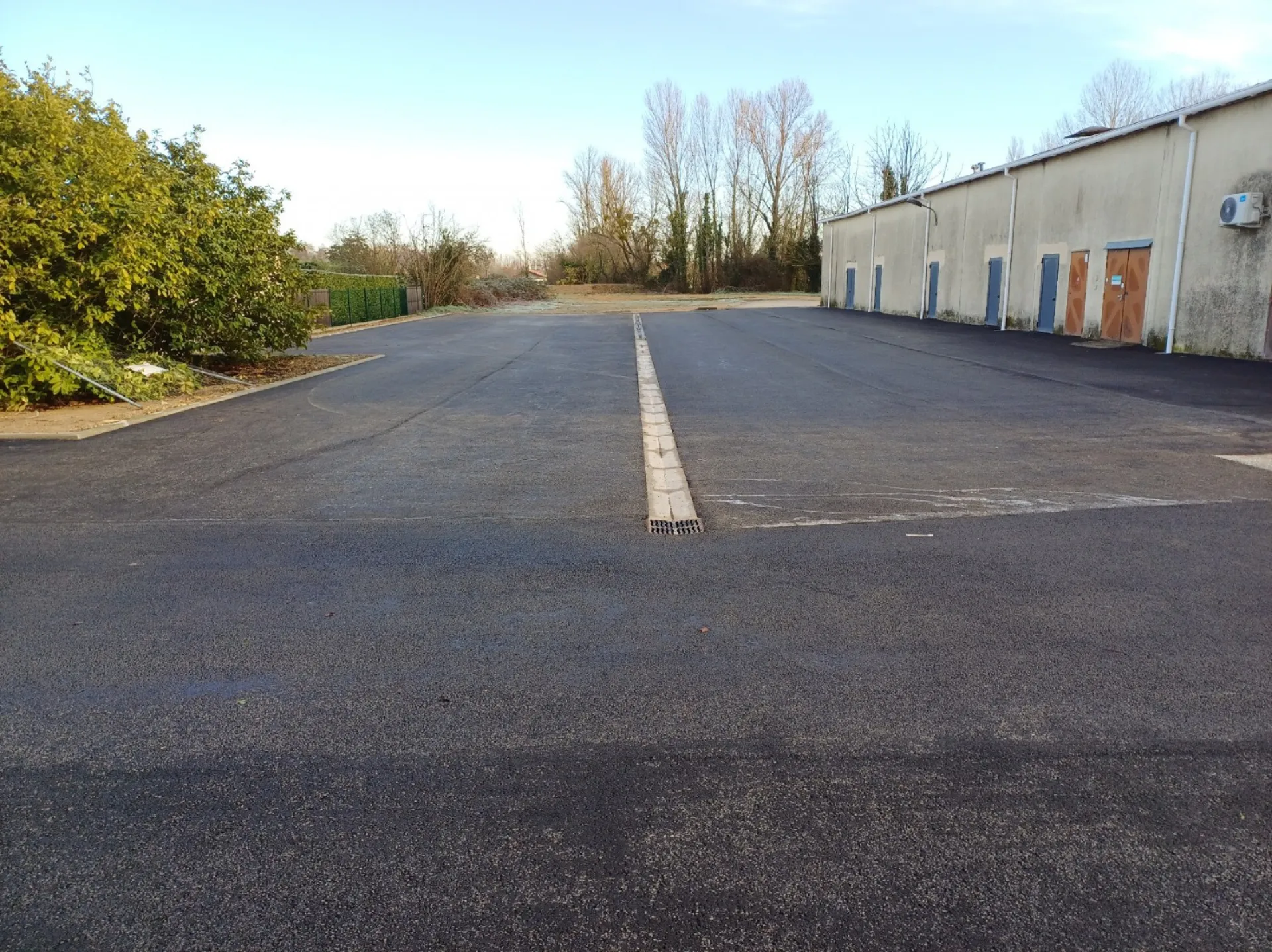 Parking de 1300m² en béton concassé et enrobé noir à Izon