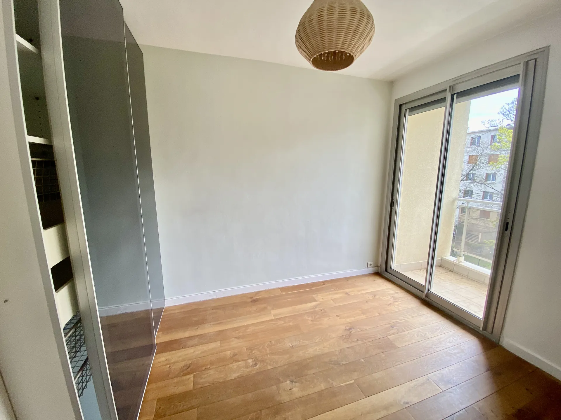 Le Pecq centre - Appartement 4 pièces 66 m2, 2 ème étage sans ascenseur, stationnement libre dans la résidence.