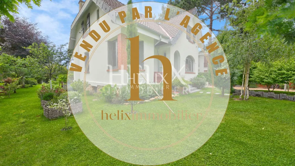 Vente réalisée par notre agence du Vésinet d'une maison 210 M² elle est proche du RER, des commerces et des écoles l'emplacement est idéal , vous profiterez d'un jardin tout en étant proche de Paris