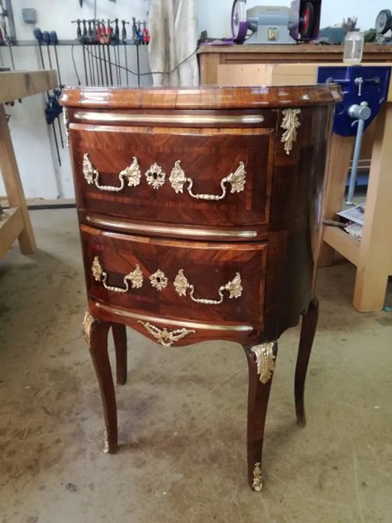 Commode transition Louis XV / Louis XVI en marqueterie restaurée