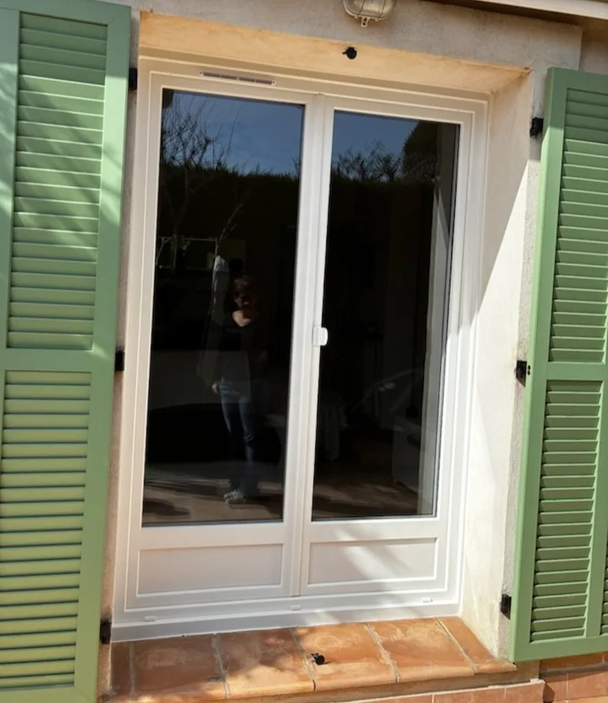 Porte-fenêtre PVC sur mesure deux vantaux pose en rénovation à Nice